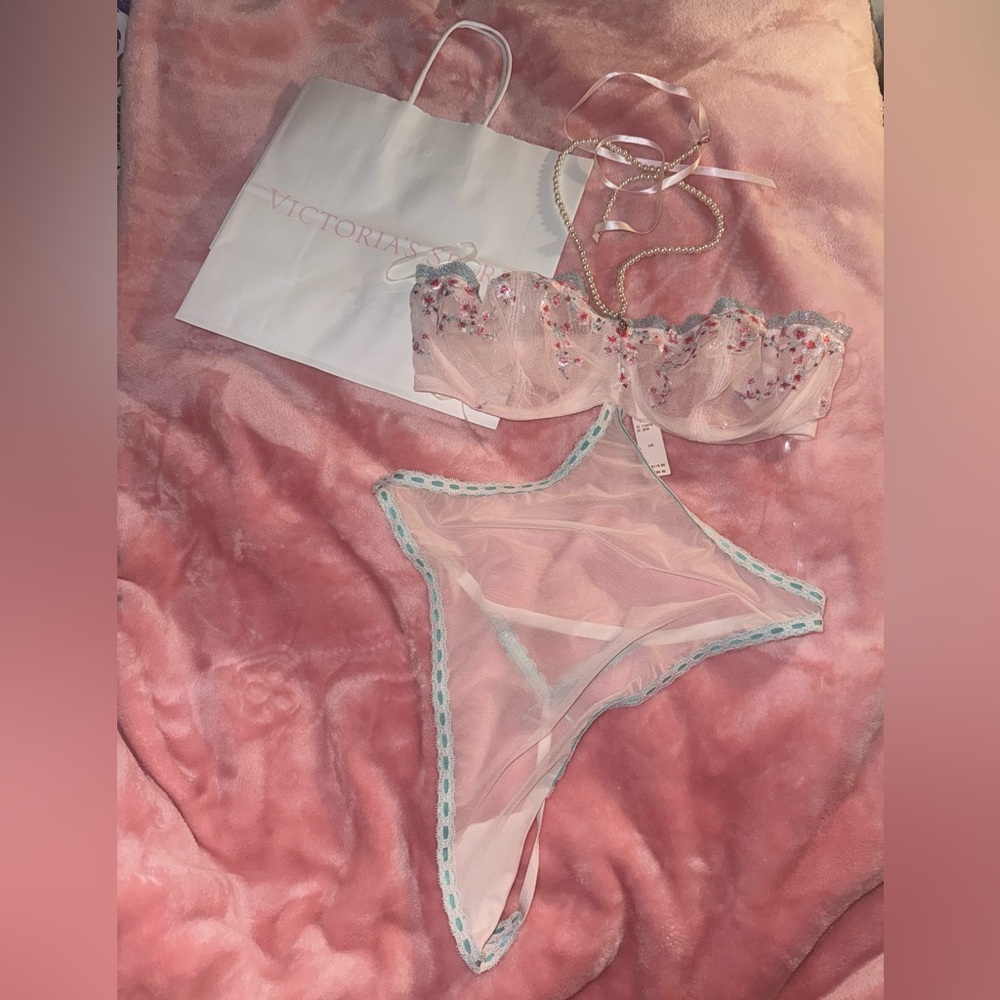Victoria's Secret Cherry Blossom Embroidery
Pearl Halter Teddy Lingerie Large